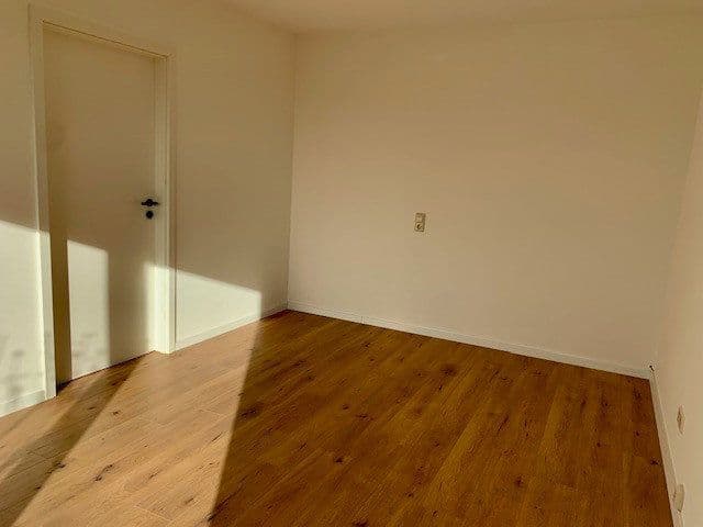 Prenájom bytu 2-izbový 61 m², Esslingen am Neckar, Bádensko-Wurttembersko Prenájom bytu 2-izbový 61 m², Esslingen am Neckar, Bádensko-Wurttembersko