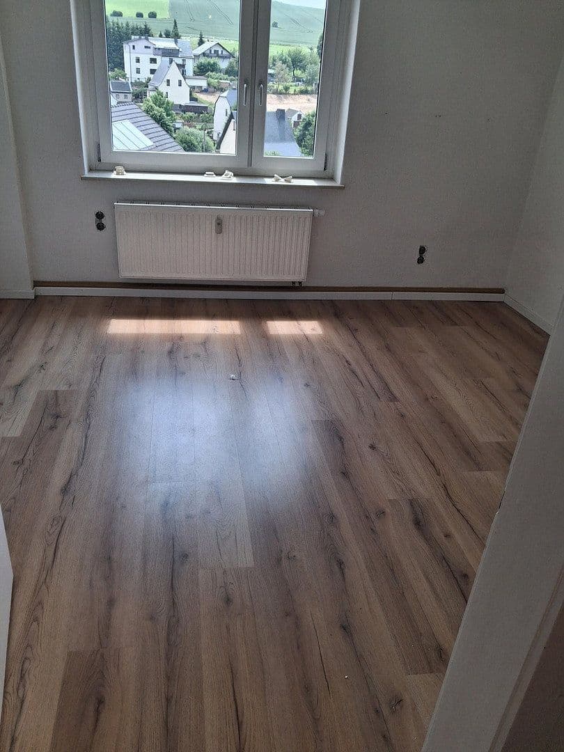 Prenájom bytu 4-izbový 90 m², Bergstraße 12, Drebach, Sasko Prenájom bytu 4-izbový 90 m², Bergstraße 12, Drebach, Sasko