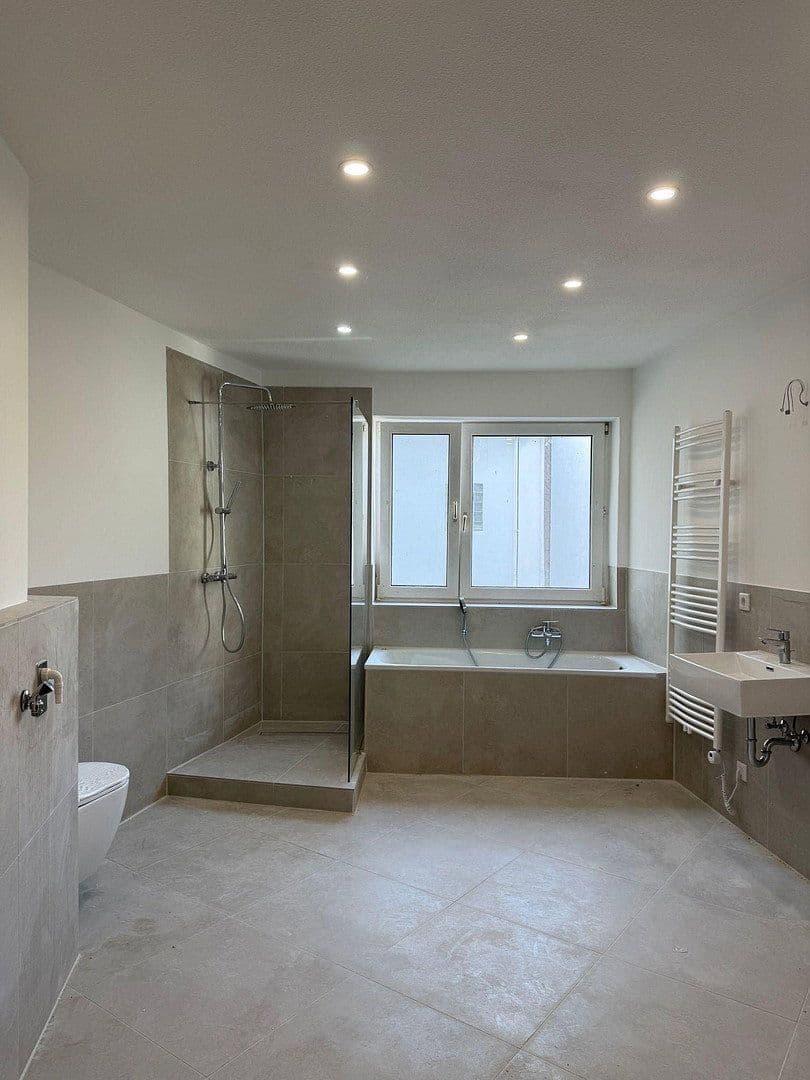 Prenájom bytu 4-izbový 96 m², Rheinstr 16, Solingen, Severné Porýnie - Westfálsko Prenájom bytu 4-izbový 96 m², Rheinstr 16, Solingen, Severné Porýnie - Westfálsko