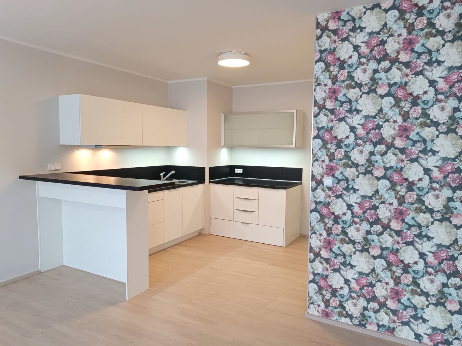 Prenájom bytu 3-izbový 104 m², Zakšínská, Praha, Praha Prenájom bytu 3-izbový 104 m², Zakšínská, Praha, Praha