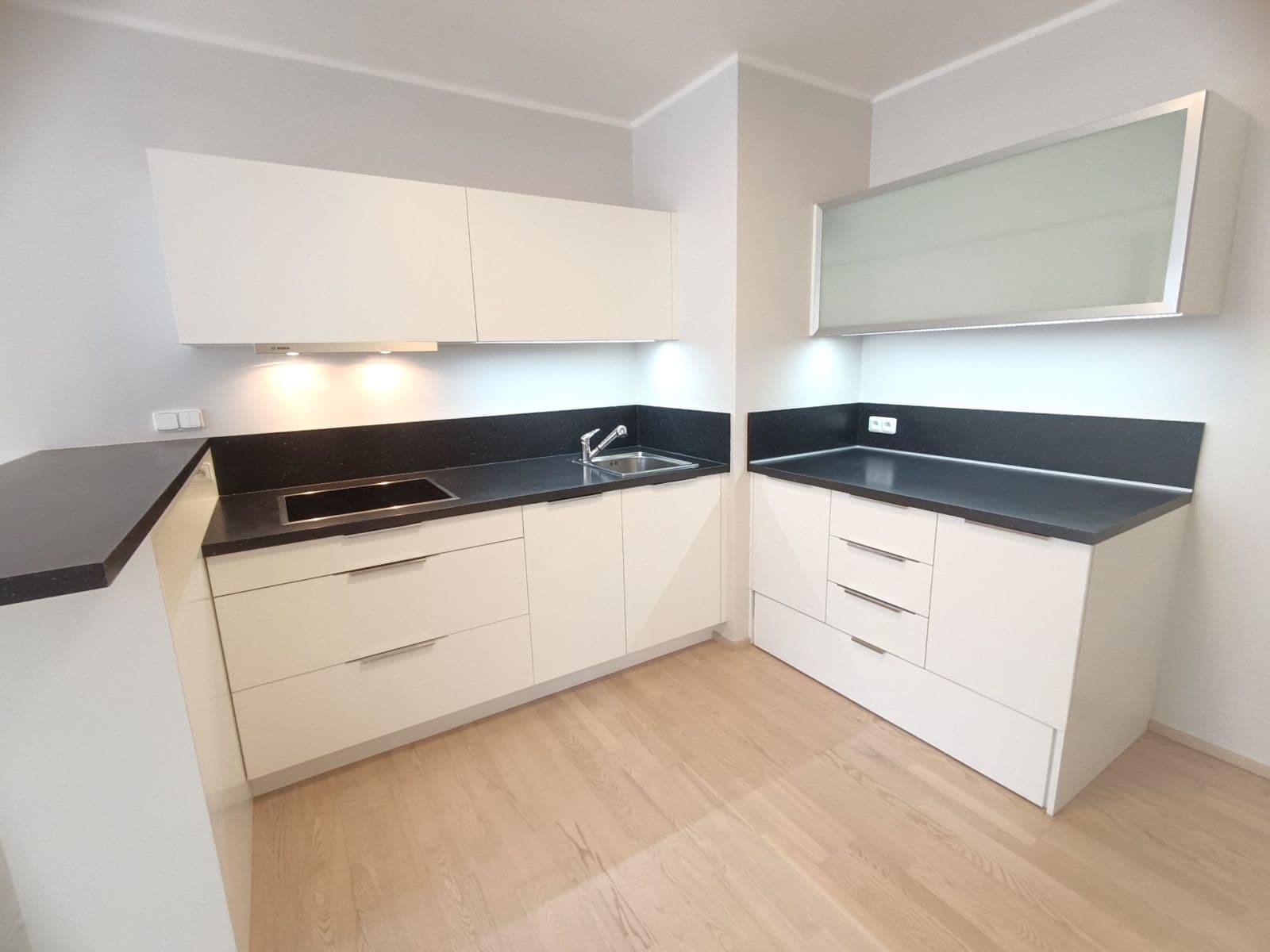 Prenájom bytu 3-izbový 104 m², Zakšínská, Praha, Praha Prenájom bytu 3-izbový 104 m², Zakšínská, Praha, Praha