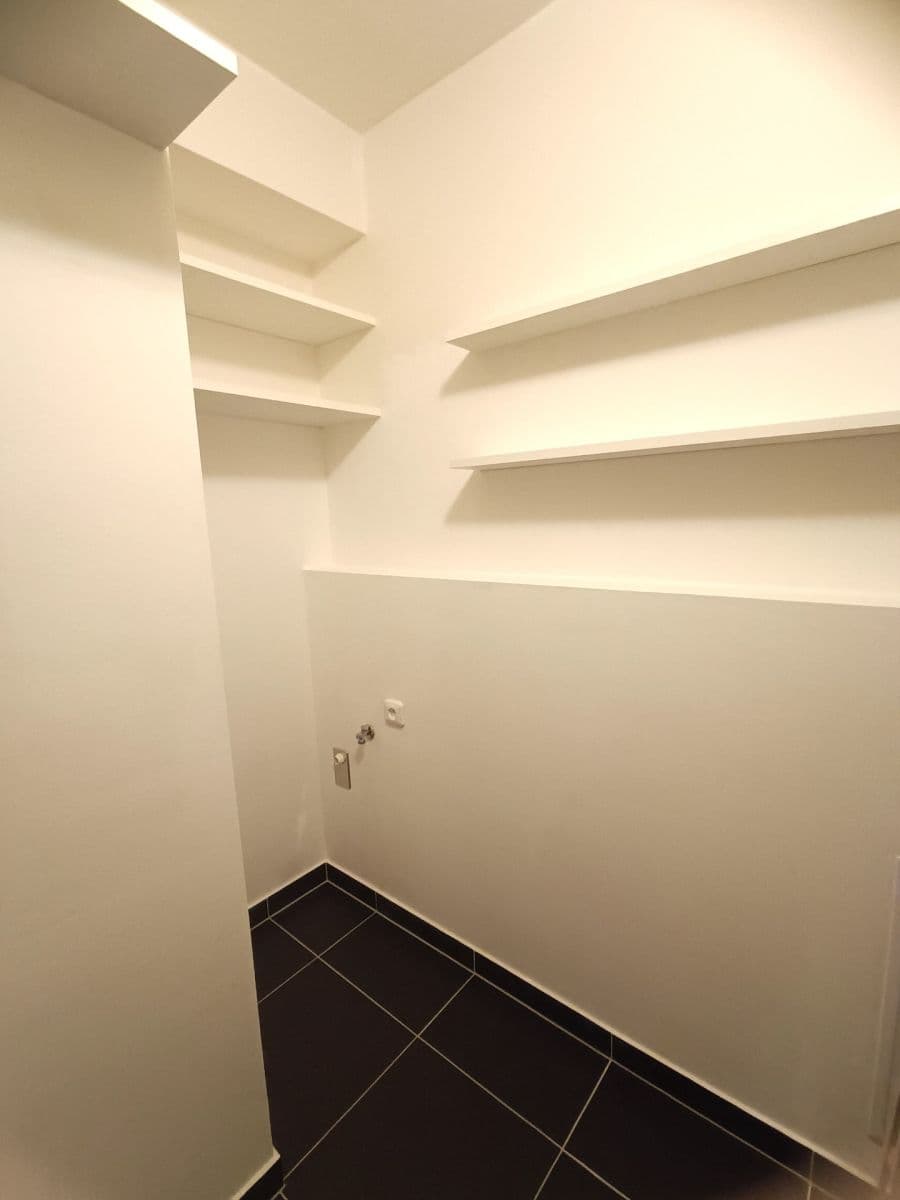 Prenájom bytu 3-izbový 104 m², Zakšínská, Praha, Praha Prenájom bytu 3-izbový 104 m², Zakšínská, Praha, Praha