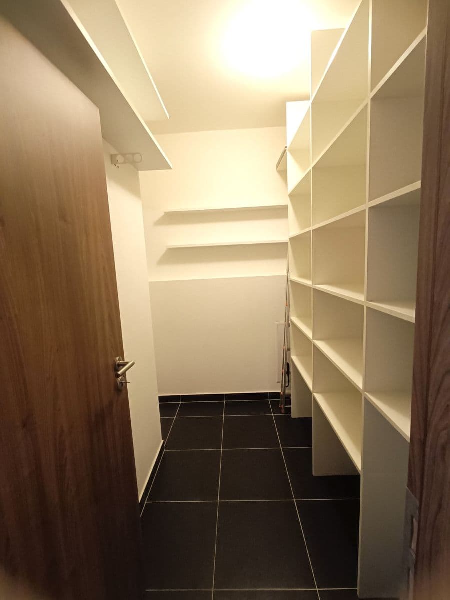 Prenájom bytu 3-izbový 104 m², Zakšínská, Praha, Praha Prenájom bytu 3-izbový 104 m², Zakšínská, Praha, Praha
