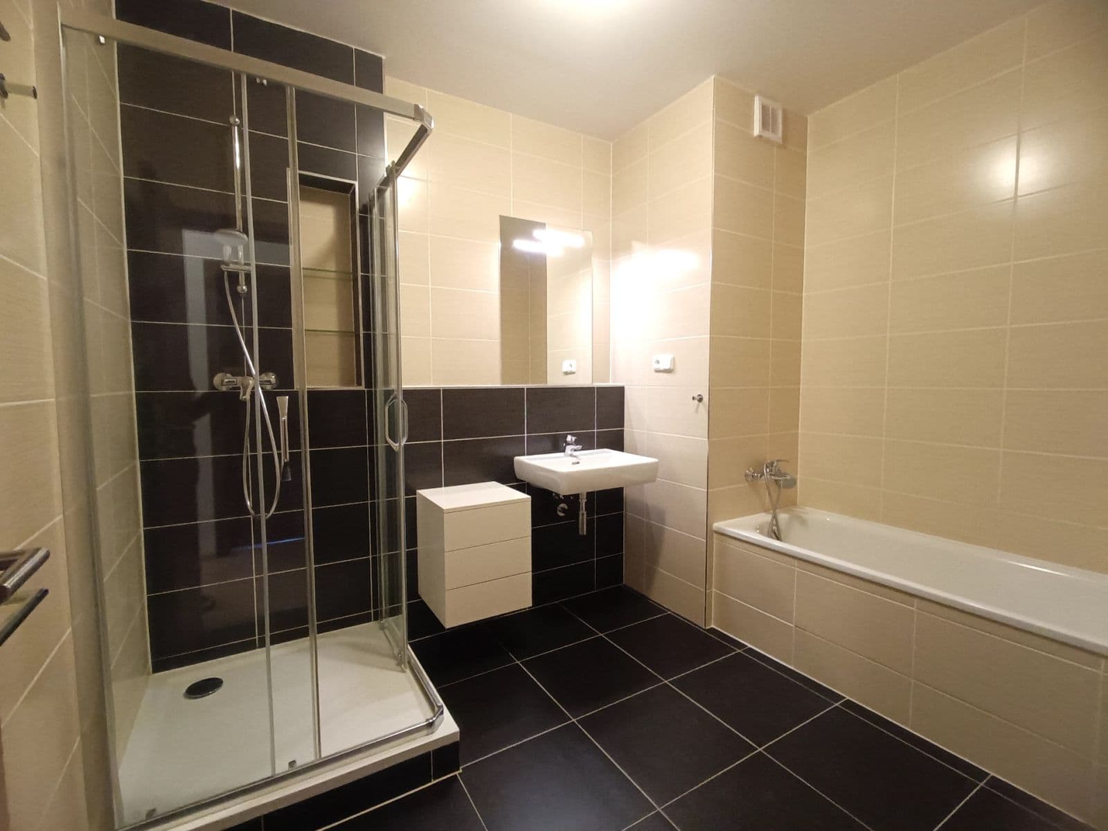 Prenájom bytu 3-izbový 104 m², Zakšínská, Praha, Praha Prenájom bytu 3-izbový 104 m², Zakšínská, Praha, Praha
