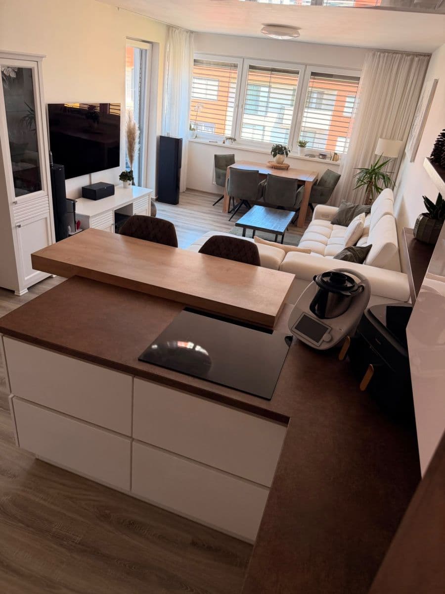 Prenájom bytu 4-izbový 105 m², Edvarda Beneše, Olomouc, Olomoucký kraj Prenájom bytu 4-izbový 105 m², Edvarda Beneše, Olomouc, Olomoucký kraj
