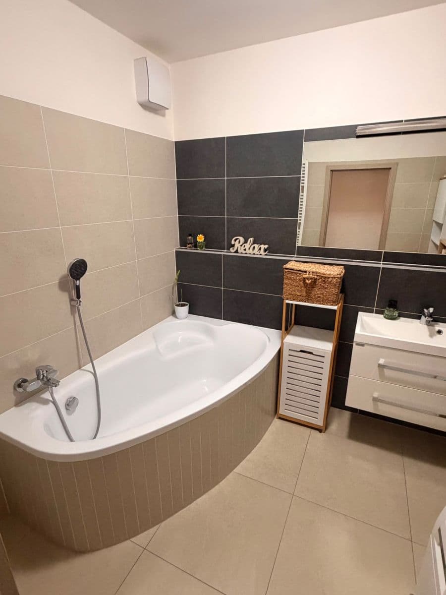 Prenájom bytu 4-izbový 105 m², Edvarda Beneše, Olomouc, Olomoucký kraj Prenájom bytu 4-izbový 105 m², Edvarda Beneše, Olomouc, Olomoucký kraj