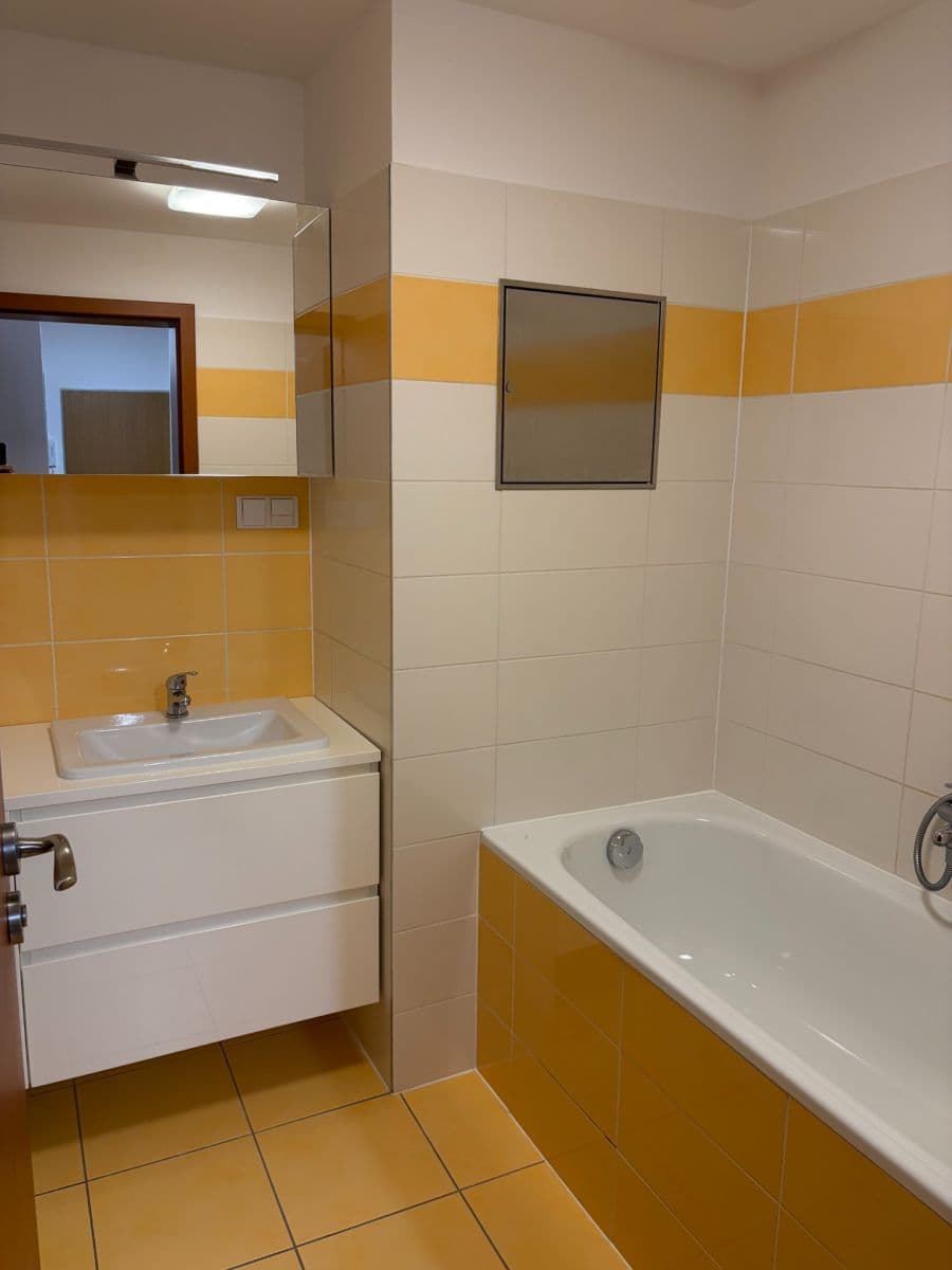 Prenájom bytu 3-izbový 74 m², Luštěnická, Praha, Praha Prenájom bytu 3-izbový 74 m², Luštěnická, Praha, Praha