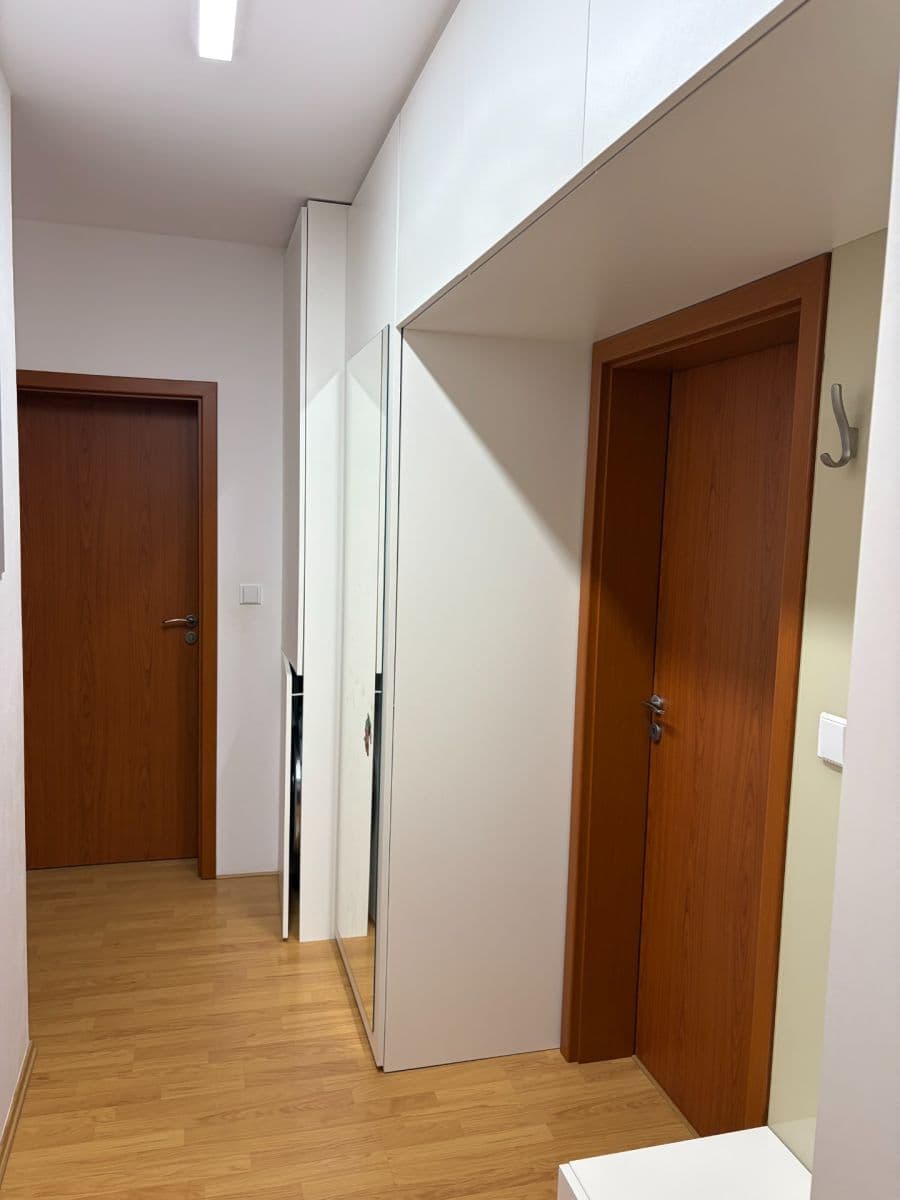Prenájom bytu 3-izbový 74 m², Luštěnická, Praha, Praha Prenájom bytu 3-izbový 74 m², Luštěnická, Praha, Praha