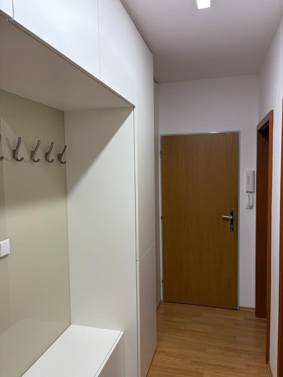 Prenájom bytu 3-izbový 74 m², Luštěnická, Praha, Praha Prenájom bytu 3-izbový 74 m², Luštěnická, Praha, Praha