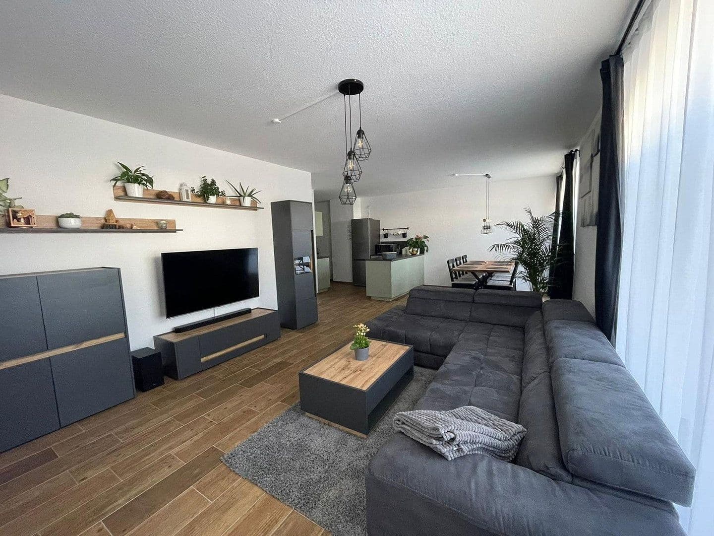 Prenájom bytu 3-izbový 92 m², Zwickauer Str. 481, Chemnitz, Sasko Prenájom bytu 3-izbový 92 m², Zwickauer Str. 481, Chemnitz, Sasko