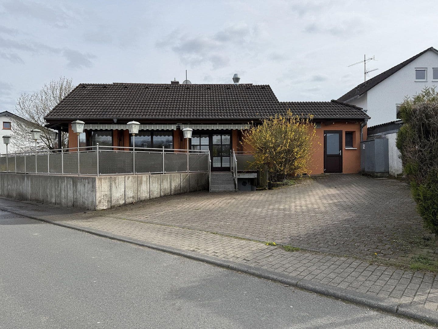 Predaj domu 250 m², pozemek 615 m², Rosenstraße 2, Schefflenz, Bádensko-Wurttembersko Predaj domu 250 m², pozemek 615 m², Rosenstraße 2, Schefflenz, Bádensko-Wurttembersko