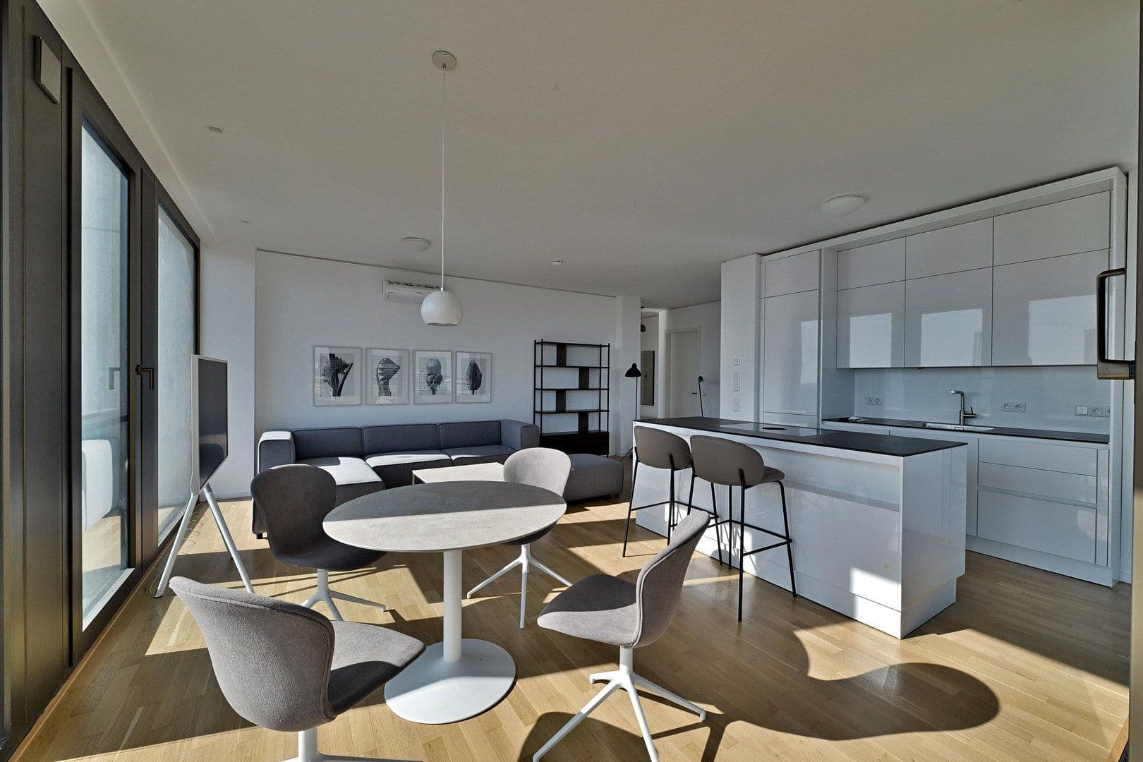 Prenájom bytu 3-izbový 93 m², Voltairestrasse 11, Berlin Mitte, Berlín Prenájom bytu 3-izbový 93 m², Voltairestrasse 11, Berlin Mitte, Berlín