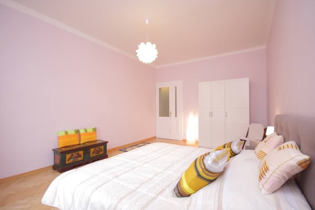 Prenájom bytu 4-izbový 150 m², Kolínská, Praha, Praha Prenájom bytu 4-izbový 150 m², Kolínská, Praha, Praha