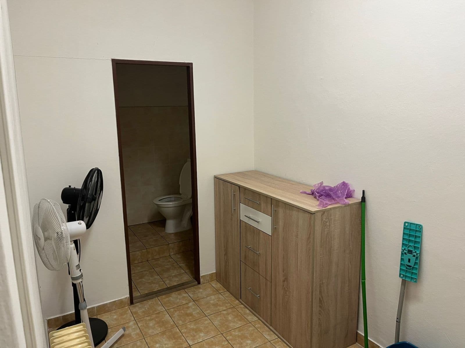 Prenájom kancelárie 42 m², Jana Kubelíka, Most, Ústecký kraj Prenájom kancelárie 42 m², Jana Kubelíka, Most, Ústecký kraj