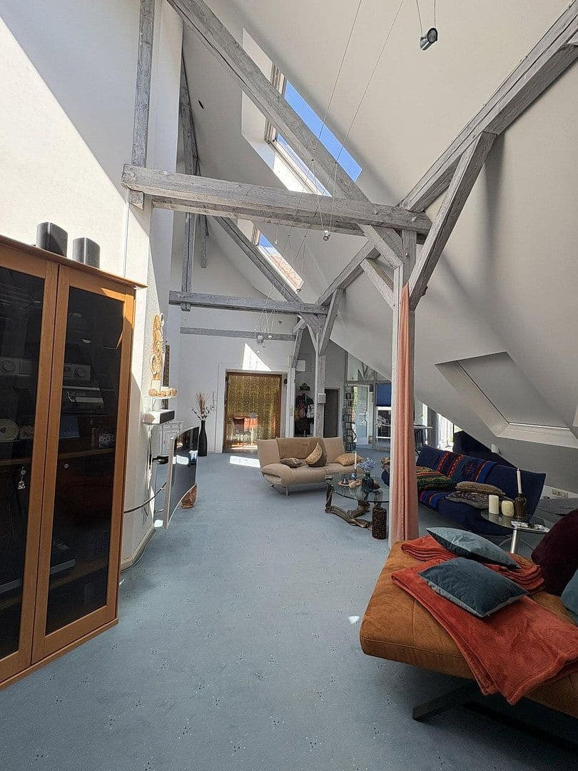Prenájom bytu 3-izbový 214 m², Hannover, Dolné Sasko Prenájom bytu 3-izbový 214 m², Hannover, Dolné Sasko