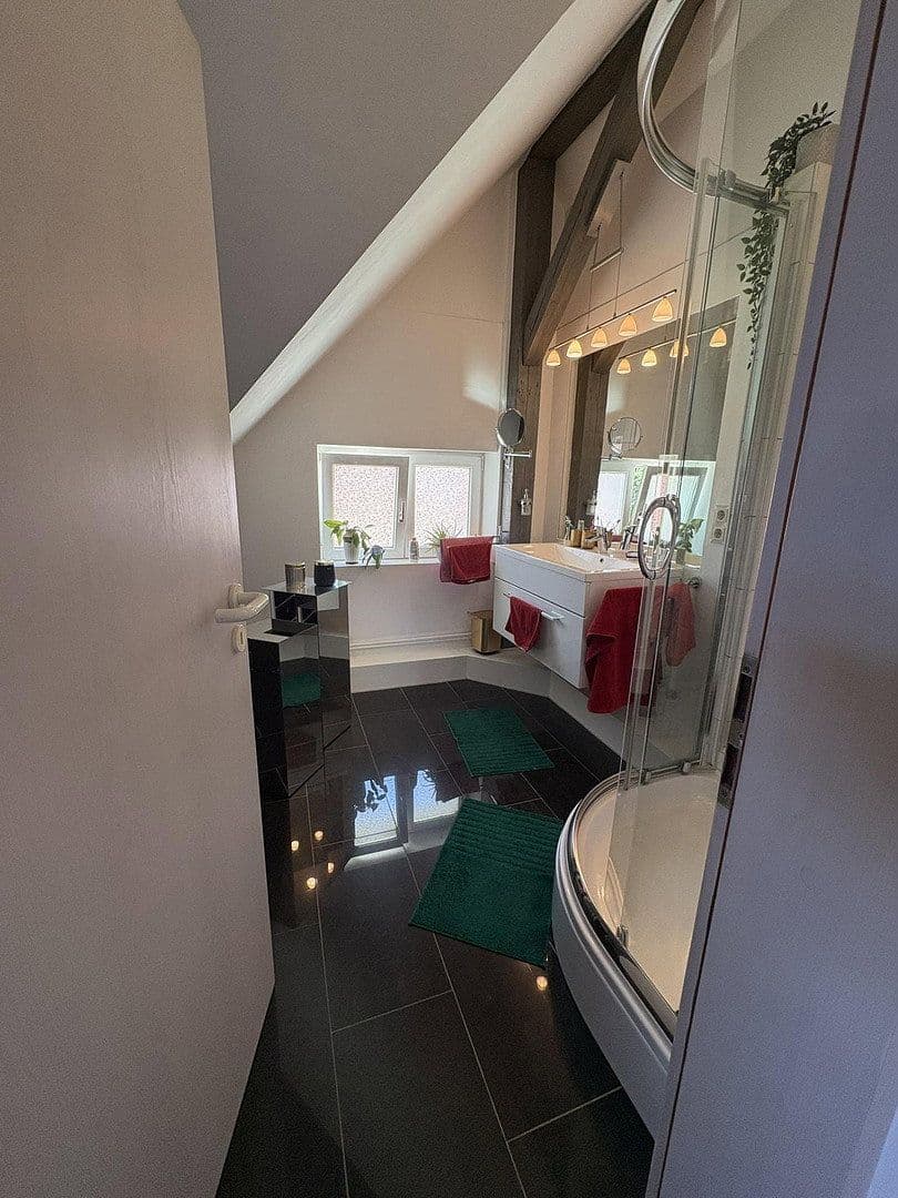 Prenájom bytu 3-izbový 214 m², Hannover, Dolné Sasko Prenájom bytu 3-izbový 214 m², Hannover, Dolné Sasko