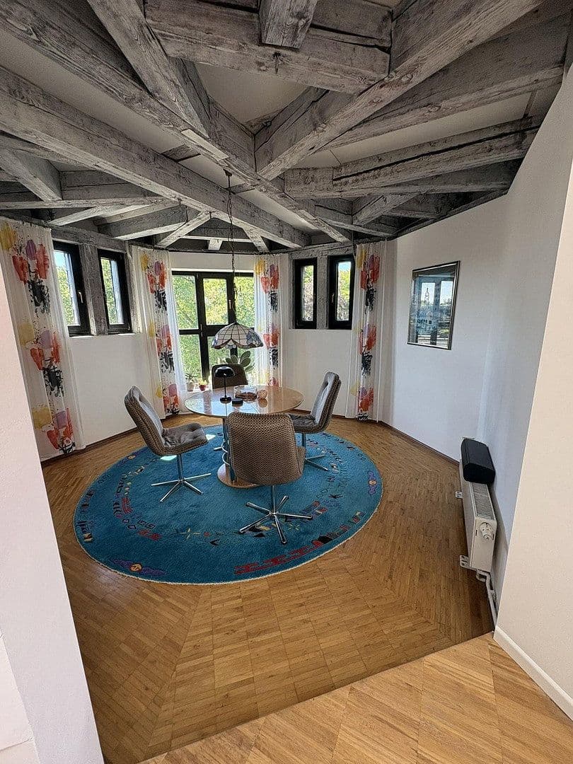 Prenájom bytu 3-izbový 214 m², Hannover, Dolné Sasko Prenájom bytu 3-izbový 214 m², Hannover, Dolné Sasko