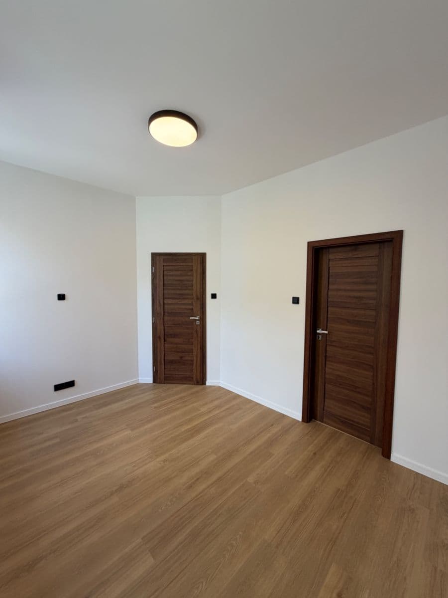 Predaj bytu 2-izbový 43 m², Závodu míru, Karlovy Vary, Karlovarský kraj Predaj bytu 2-izbový 43 m², Závodu míru, Karlovy Vary, Karlovarský kraj