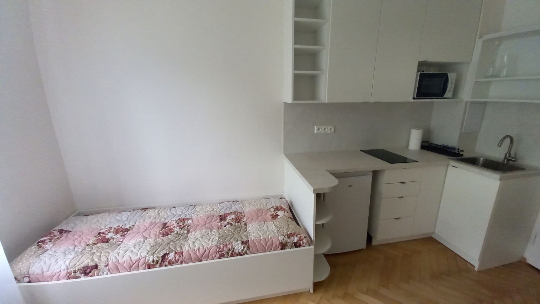 Prenájom bytu 1-izbový 17 m², Jerevanská, Praha, Praha Prenájom bytu 1-izbový 17 m², Jerevanská, Praha, Praha