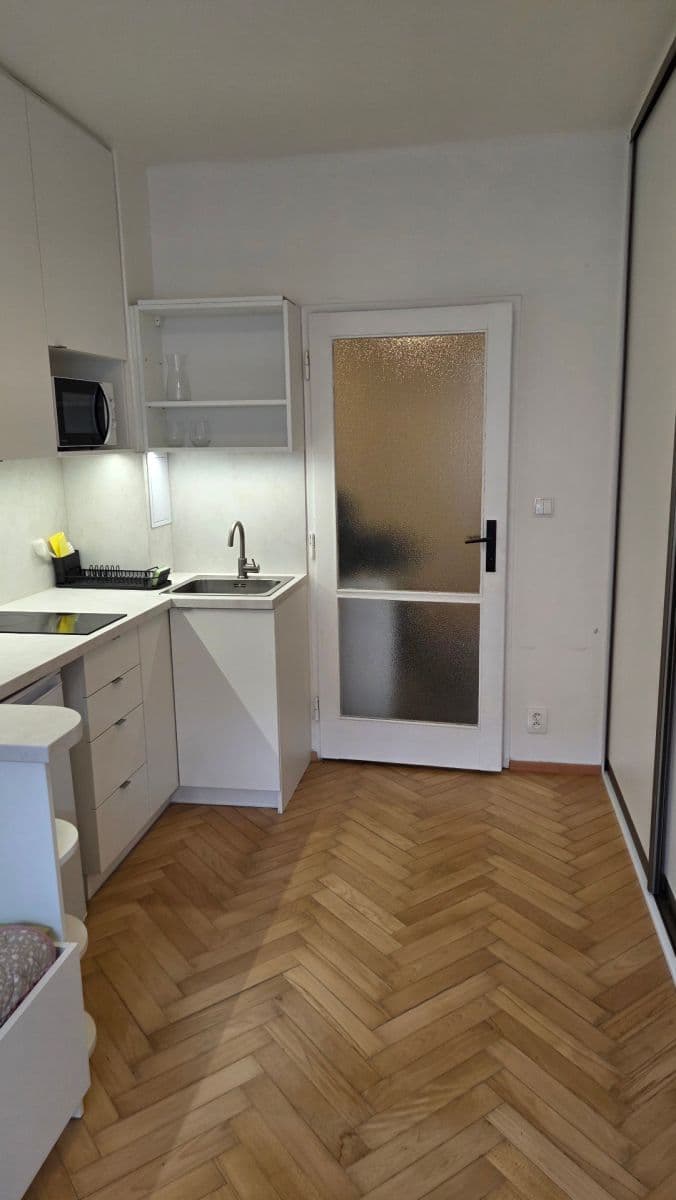 Prenájom bytu 1-izbový 17 m², Jerevanská, Praha, Praha Prenájom bytu 1-izbový 17 m², Jerevanská, Praha, Praha