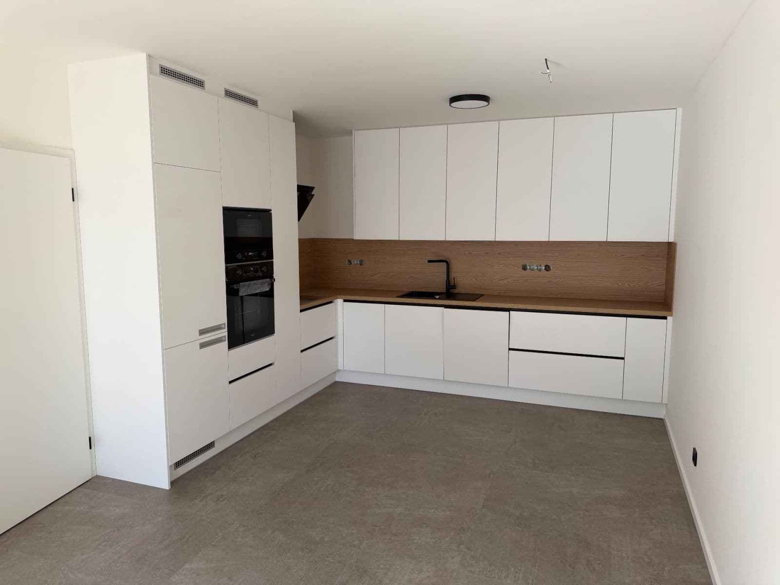 Prenájom bytu 4-izbový 105 m², náměstí U Dubu, Stochov, Středočeský kraj Prenájom bytu 4-izbový 105 m², náměstí U Dubu, Stochov, Středočeský kraj
