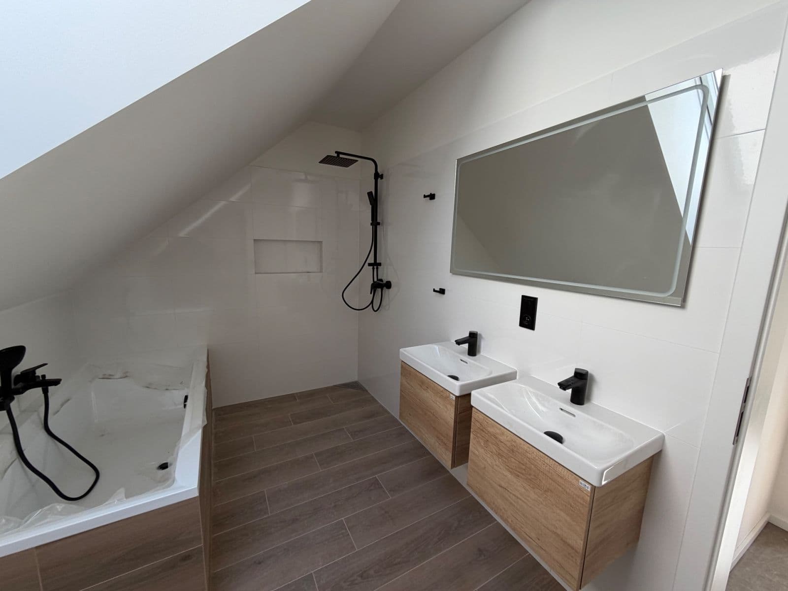 Prenájom bytu 4-izbový 105 m², náměstí U Dubu, Stochov, Středočeský kraj Prenájom bytu 4-izbový 105 m², náměstí U Dubu, Stochov, Středočeský kraj