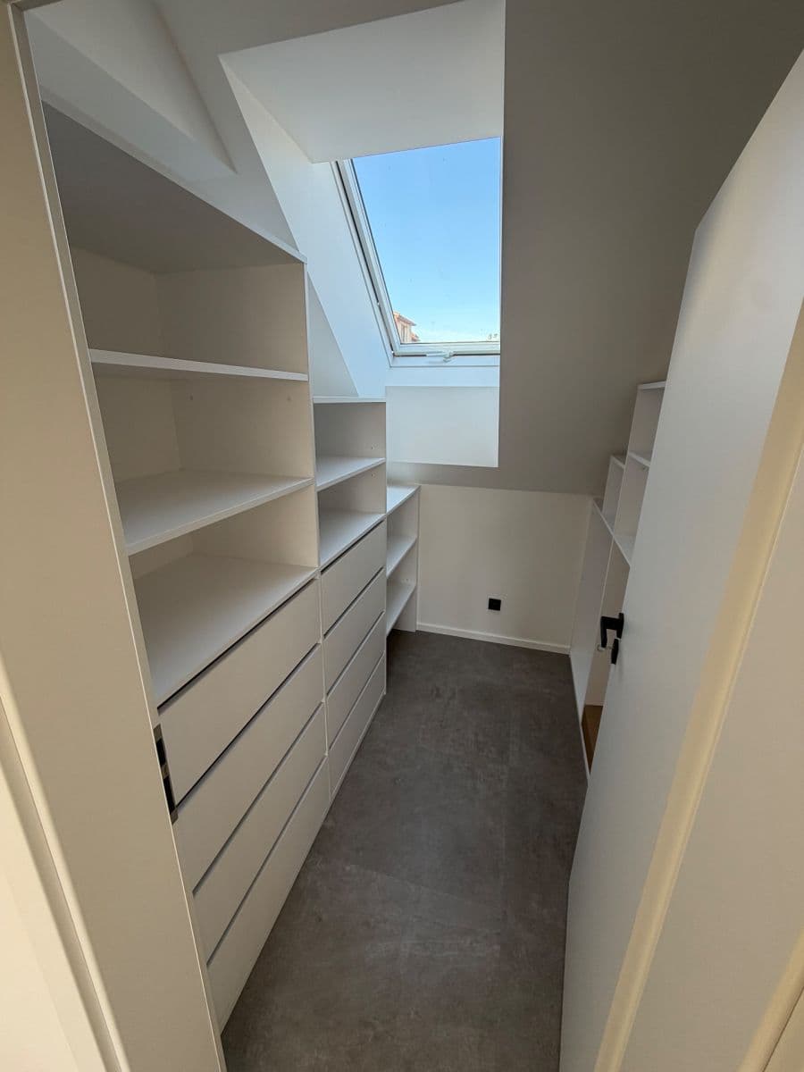 Prenájom bytu 4-izbový 105 m², náměstí U Dubu, Stochov, Středočeský kraj Prenájom bytu 4-izbový 105 m², náměstí U Dubu, Stochov, Středočeský kraj