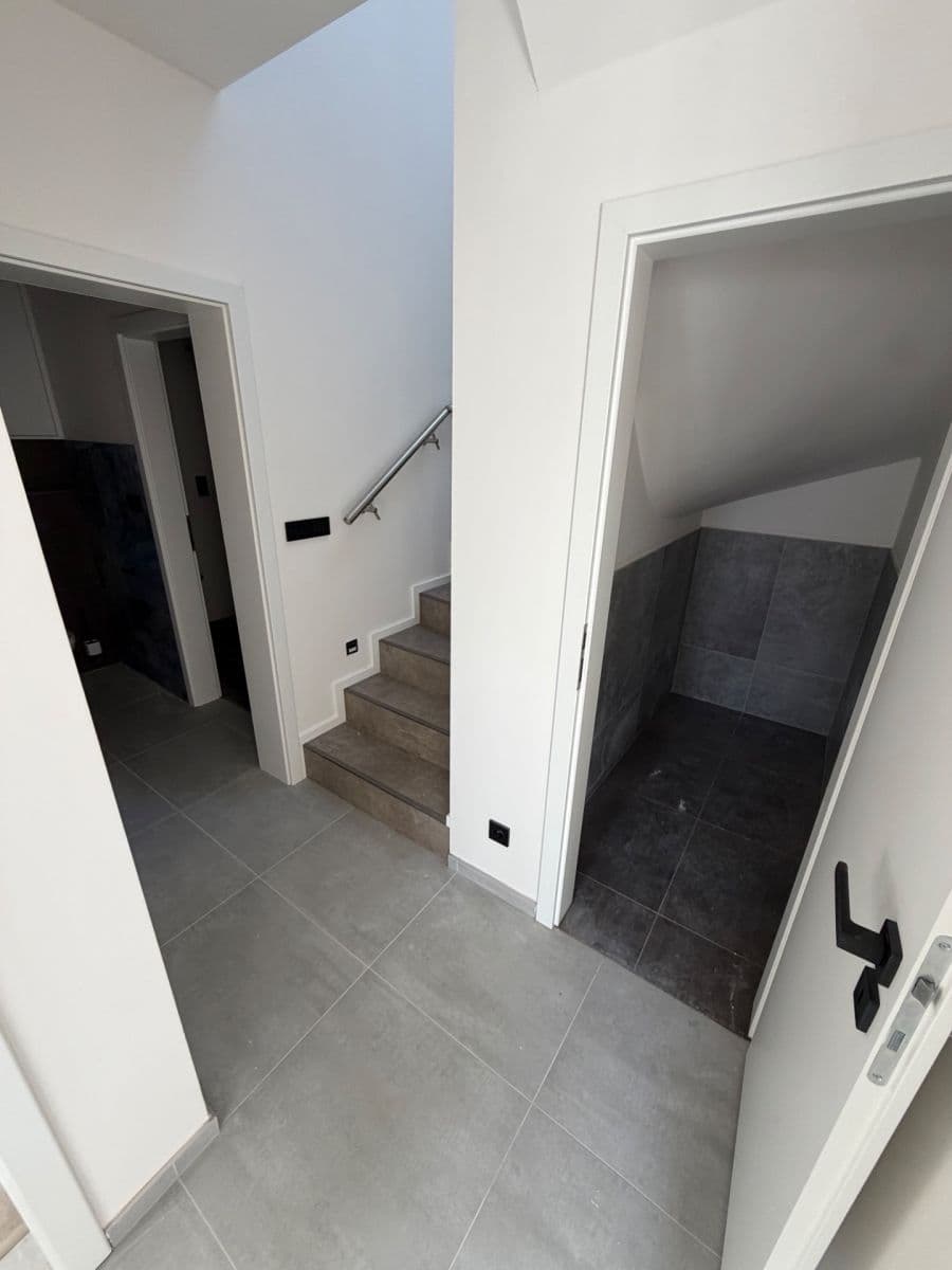 Prenájom bytu 4-izbový 105 m², náměstí U Dubu, Stochov, Středočeský kraj Prenájom bytu 4-izbový 105 m², náměstí U Dubu, Stochov, Středočeský kraj
