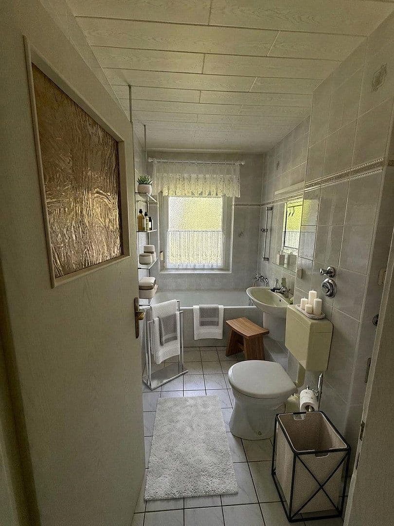 Prenájom bytu 3-izbový 65 m², Halle, Sasko-Anhaltsko Prenájom bytu 3-izbový 65 m², Halle, Sasko-Anhaltsko