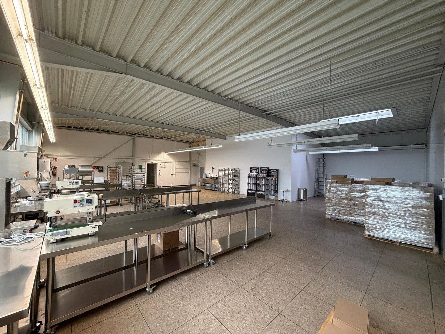 Prenájom nebytového priestoru 446 m², Mackenstedter Straße 8, Stuhr, Dolné Sasko Prenájom nebytového priestoru 446 m², Mackenstedter Straße 8, Stuhr, Dolné Sasko