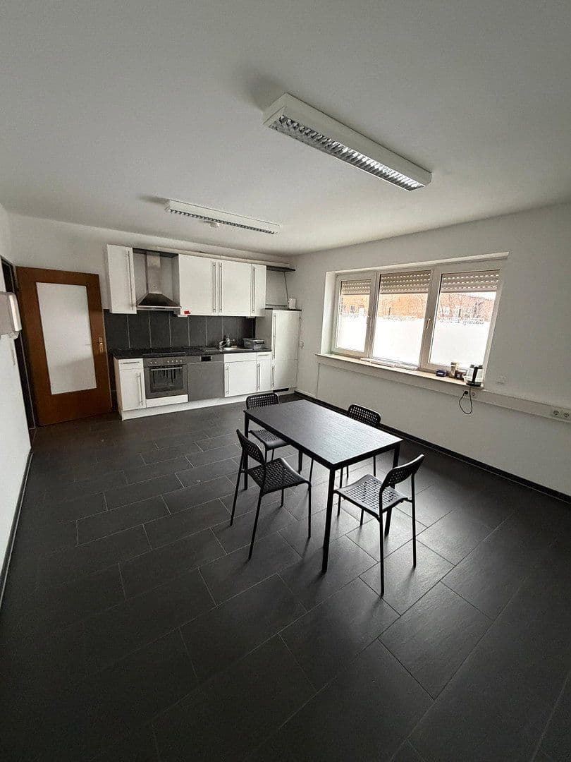 Prenájom nebytového priestoru 446 m², Mackenstedter Straße 8, Stuhr, Dolné Sasko Prenájom nebytového priestoru 446 m², Mackenstedter Straße 8, Stuhr, Dolné Sasko