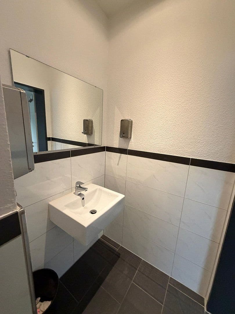 Prenájom nebytového priestoru 446 m², Mackenstedter Straße 8, Stuhr, Dolné Sasko Prenájom nebytového priestoru 446 m², Mackenstedter Straße 8, Stuhr, Dolné Sasko