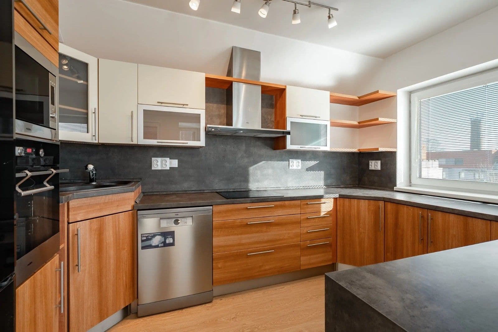 Predaj bytu 3-izbový 74 m², K Meteoru, Hradec Králové, Královéhradecký kraj Predaj bytu 3-izbový 74 m², K Meteoru, Hradec Králové, Královéhradecký kraj
