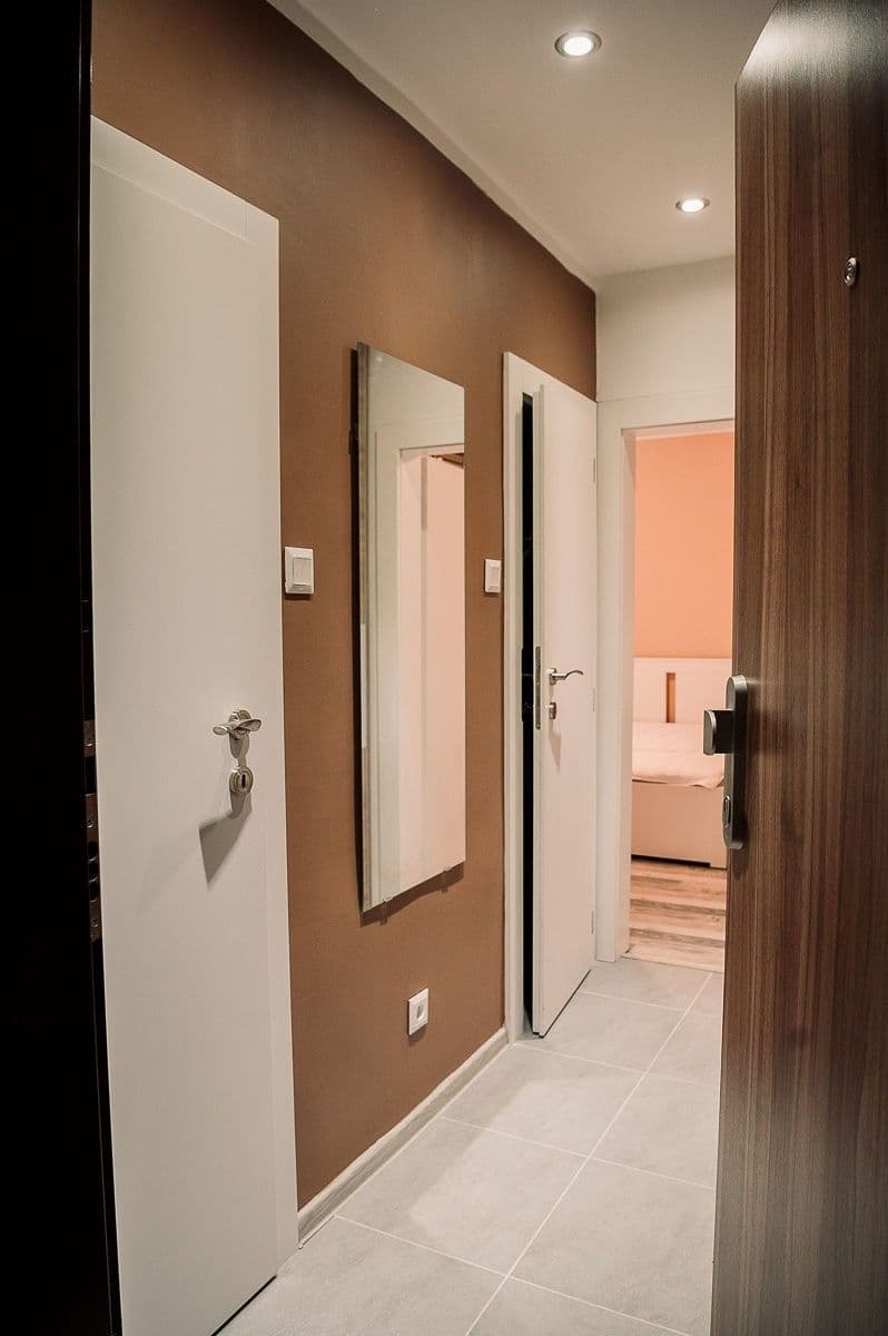 Prenájom bytu 1-izbový 38 m², Novohorská, Rača, Bratislavský kraj Prenájom bytu 1-izbový 38 m², Novohorská, Rača, Bratislavský kraj