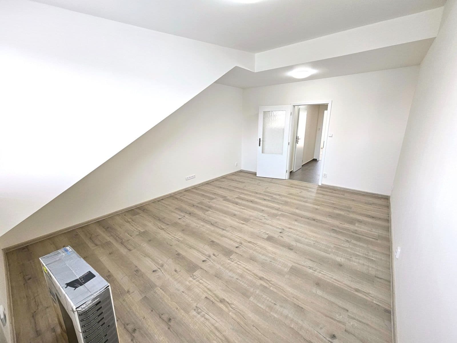 Prenájom bytu 1-izbový 38 m², Karáskovo náměstí, Brno, Jihomoravský kraj Prenájom bytu 1-izbový 38 m², Karáskovo náměstí, Brno, Jihomoravský kraj