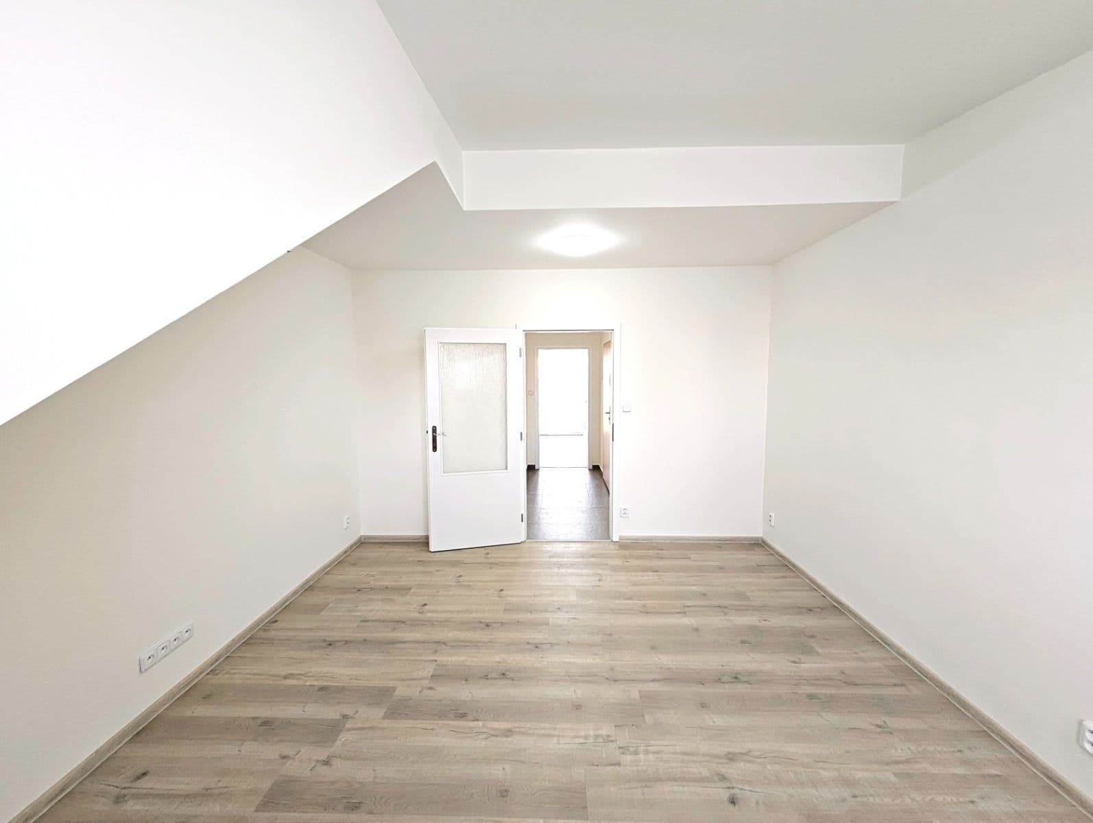 Prenájom bytu 1-izbový 38 m², Karáskovo náměstí, Brno, Jihomoravský kraj Prenájom bytu 1-izbový 38 m², Karáskovo náměstí, Brno, Jihomoravský kraj