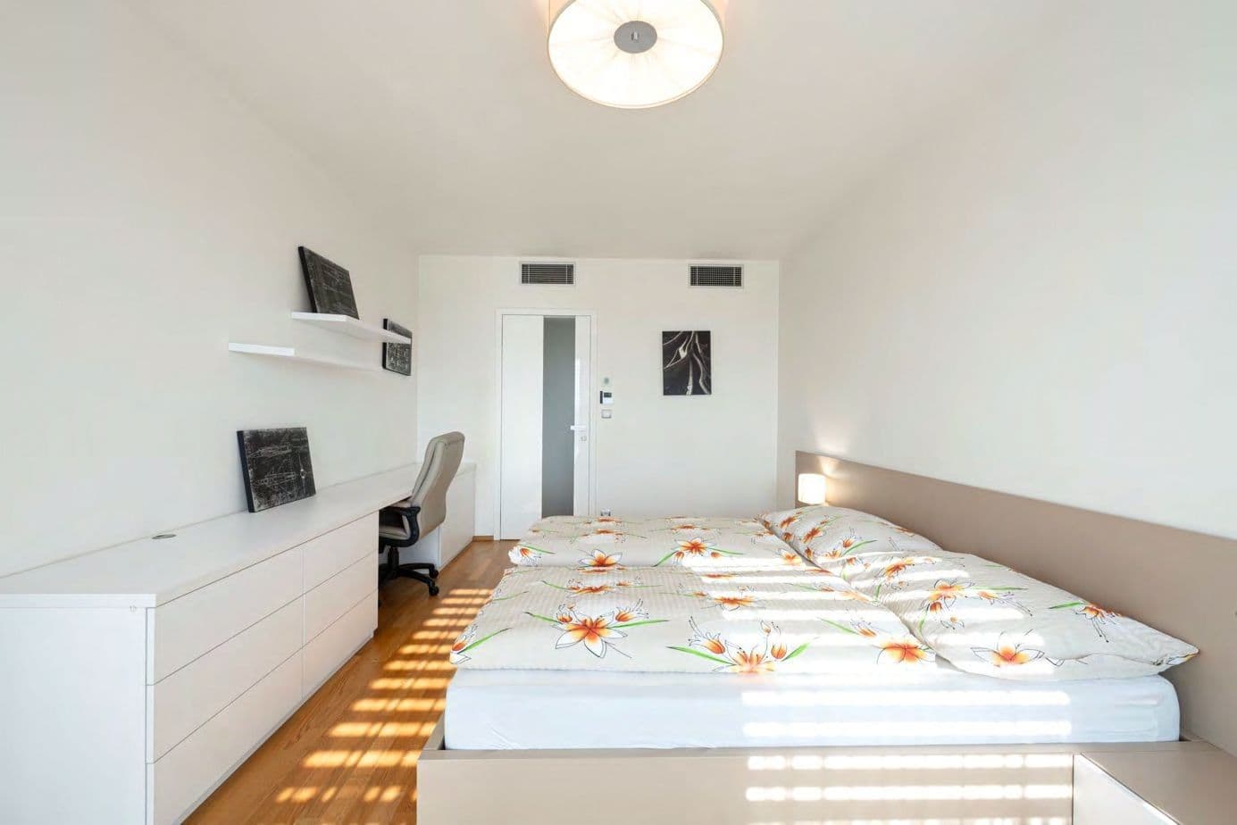 Prenájom bytu 4-izbový 132 m², Olšanská, Praha, Praha Prenájom bytu 4-izbový 132 m², Olšanská, Praha, Praha