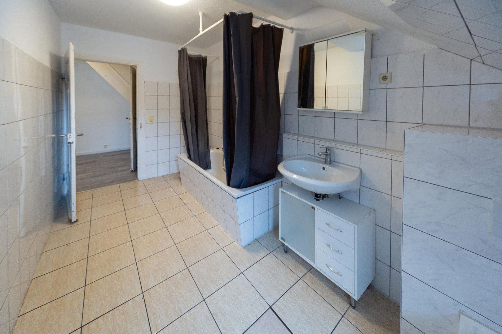 Prenájom bytu 5-izbový 106 m², Schillerstraße 8, Lichtenstein, Bádensko-Wurttembersko Prenájom bytu 5-izbový 106 m², Schillerstraße 8, Lichtenstein, Bádensko-Wurttembersko