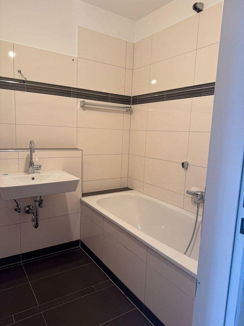 Prenájom bytu 3-izbový 89 m², Heerdter Landstr. 11, Düsseldorf, Severné Porýnie - Westfálsko Prenájom bytu 3-izbový 89 m², Heerdter Landstr. 11, Düsseldorf, Severné Porýnie - Westfálsko