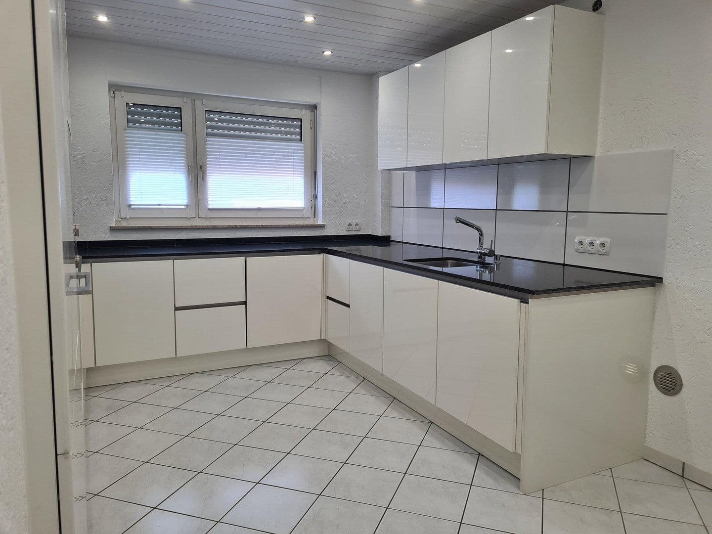 Prenájom bytu 4-izbový 115 m², Fellbach, Bádensko-Wurttembersko Prenájom bytu 4-izbový 115 m², Fellbach, Bádensko-Wurttembersko
