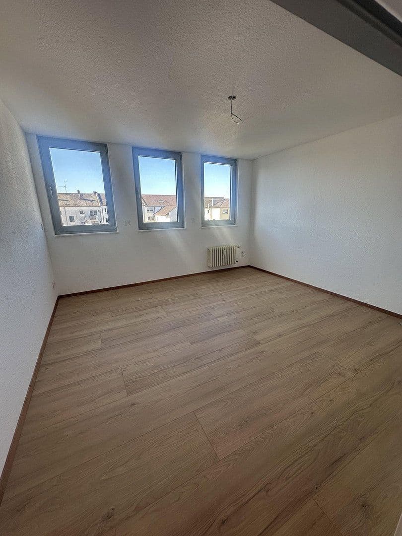 Prenájom bytu 4-izbový 132 m², Mannheim, Bádensko-Wurttembersko Prenájom bytu 4-izbový 132 m², Mannheim, Bádensko-Wurttembersko
