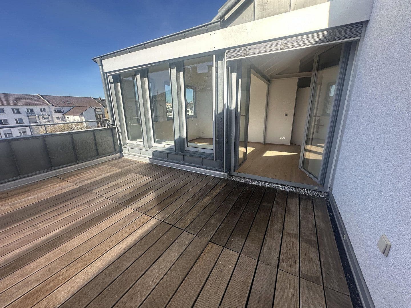 Prenájom bytu 4-izbový 132 m², Mannheim, Bádensko-Wurttembersko Prenájom bytu 4-izbový 132 m², Mannheim, Bádensko-Wurttembersko