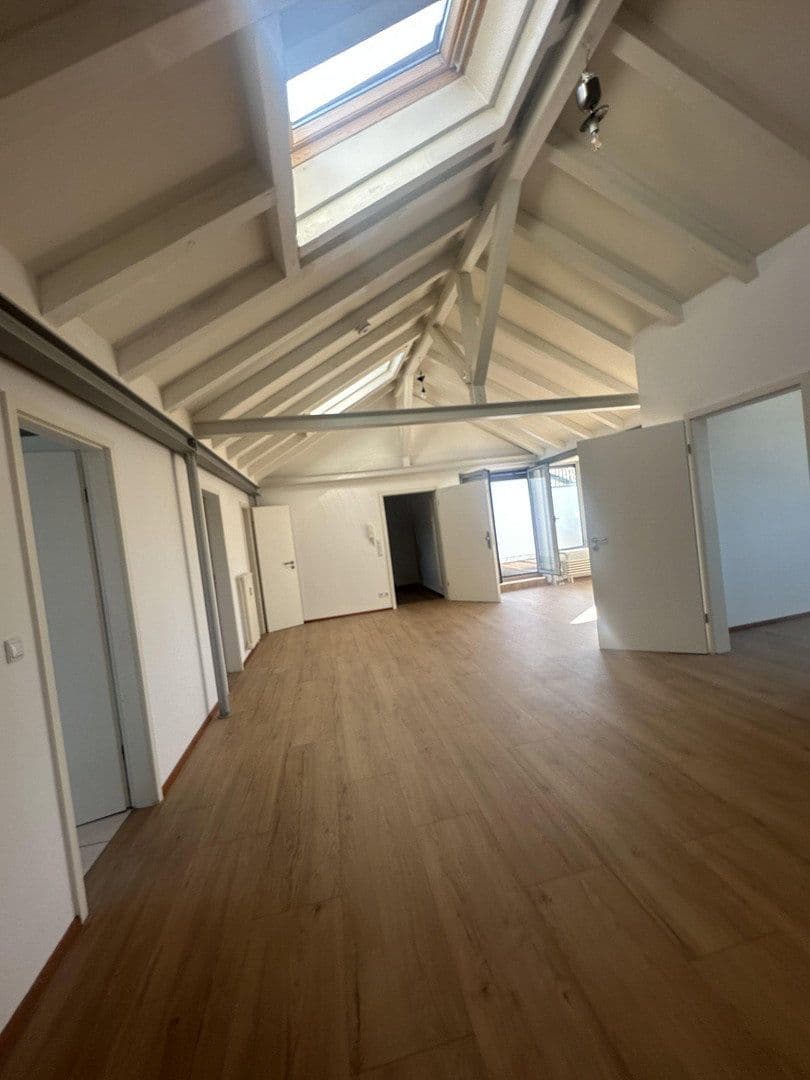 Prenájom bytu 4-izbový 132 m², Mannheim, Bádensko-Wurttembersko Prenájom bytu 4-izbový 132 m², Mannheim, Bádensko-Wurttembersko