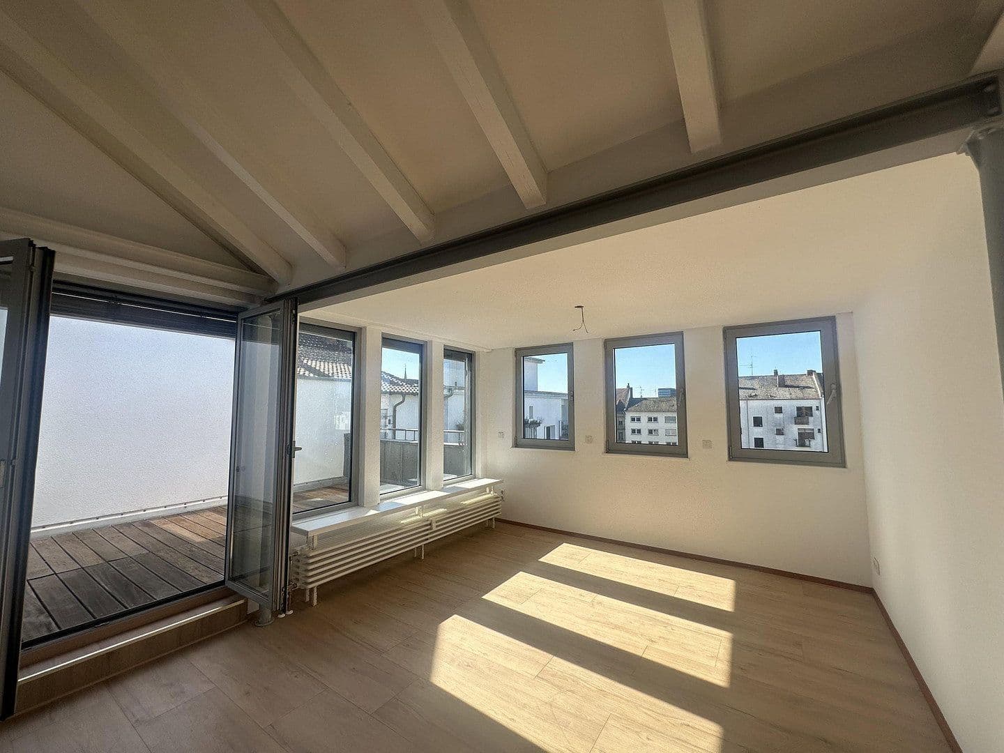 Prenájom bytu 4-izbový 132 m², Mannheim, Bádensko-Wurttembersko Prenájom bytu 4-izbový 132 m², Mannheim, Bádensko-Wurttembersko