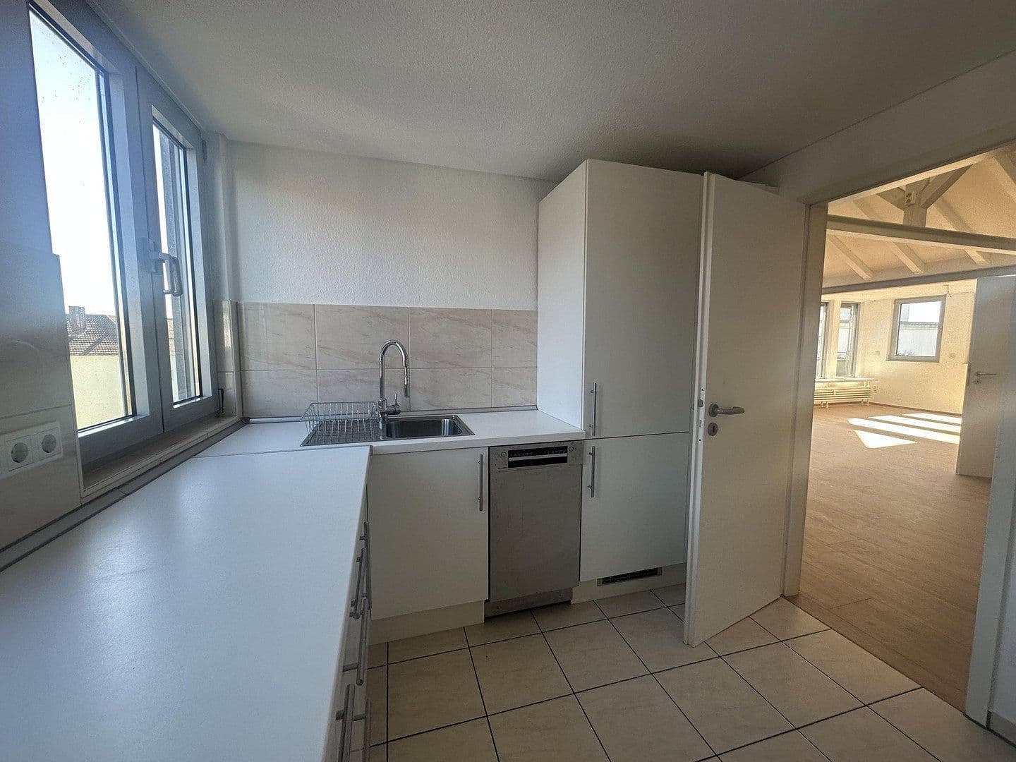 Prenájom bytu 4-izbový 132 m², Mannheim, Bádensko-Wurttembersko Prenájom bytu 4-izbový 132 m², Mannheim, Bádensko-Wurttembersko