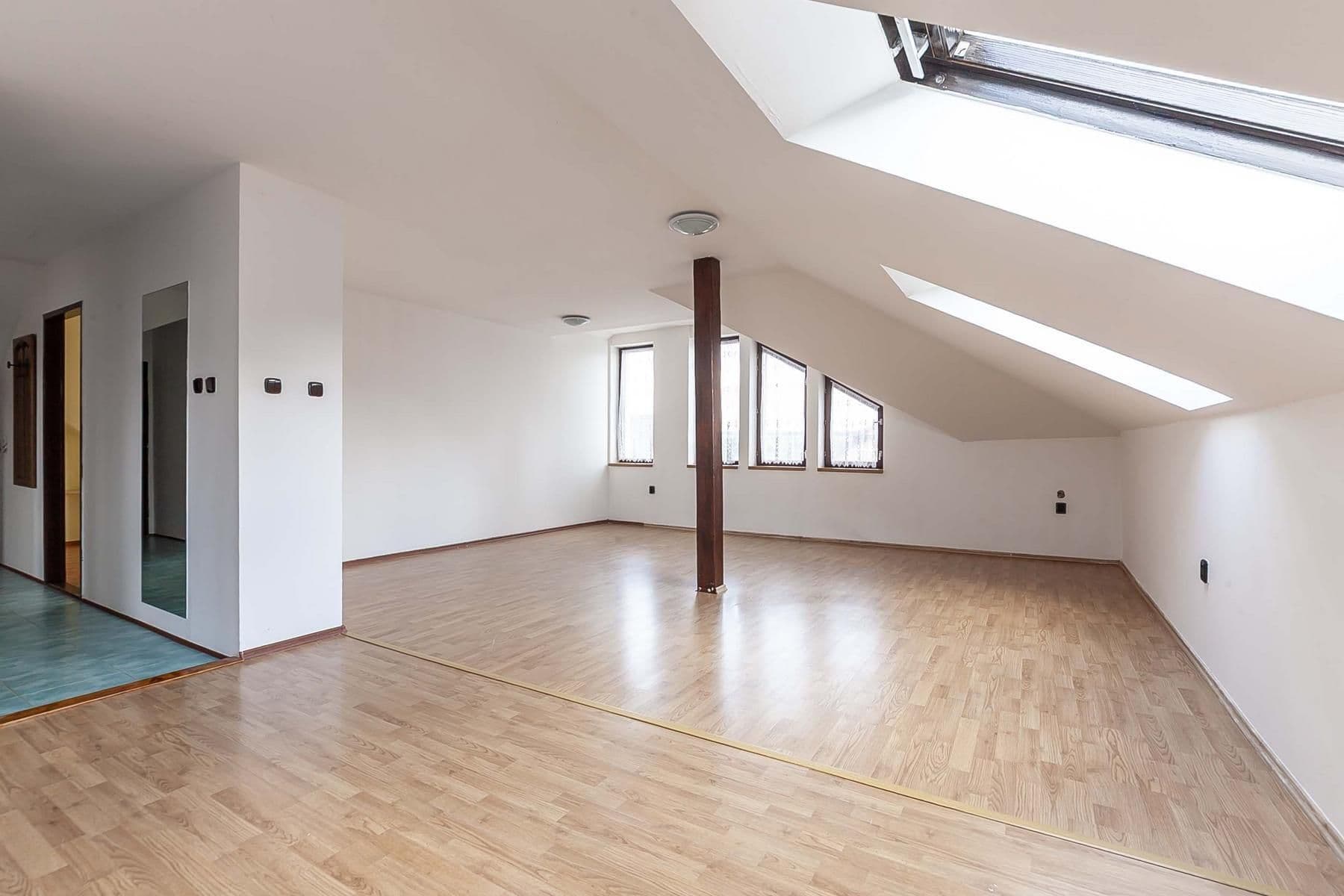 Predaj domu 270 m², pozemek 784 m², B. Němcové, Uhlířské Janovice, Středočeský kraj Predaj domu 270 m², pozemek 784 m², B. Němcové, Uhlířské Janovice, Středočeský kraj