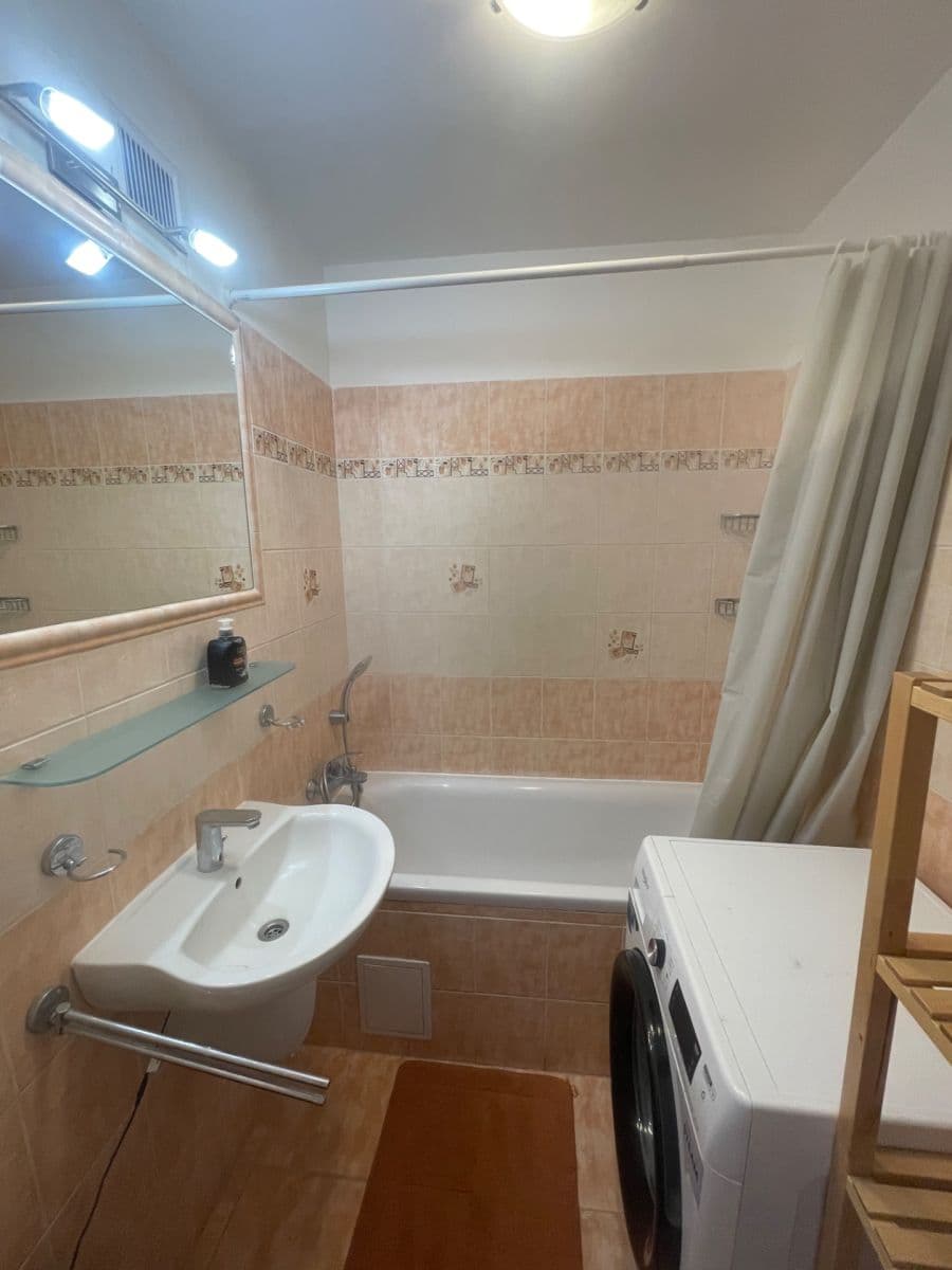 Prenájom bytu 4-izbový 83 m², Námestie hraničiarov, Petržalka, Bratislavský kraj Prenájom bytu 4-izbový 83 m², Námestie hraničiarov, Petržalka, Bratislavský kraj