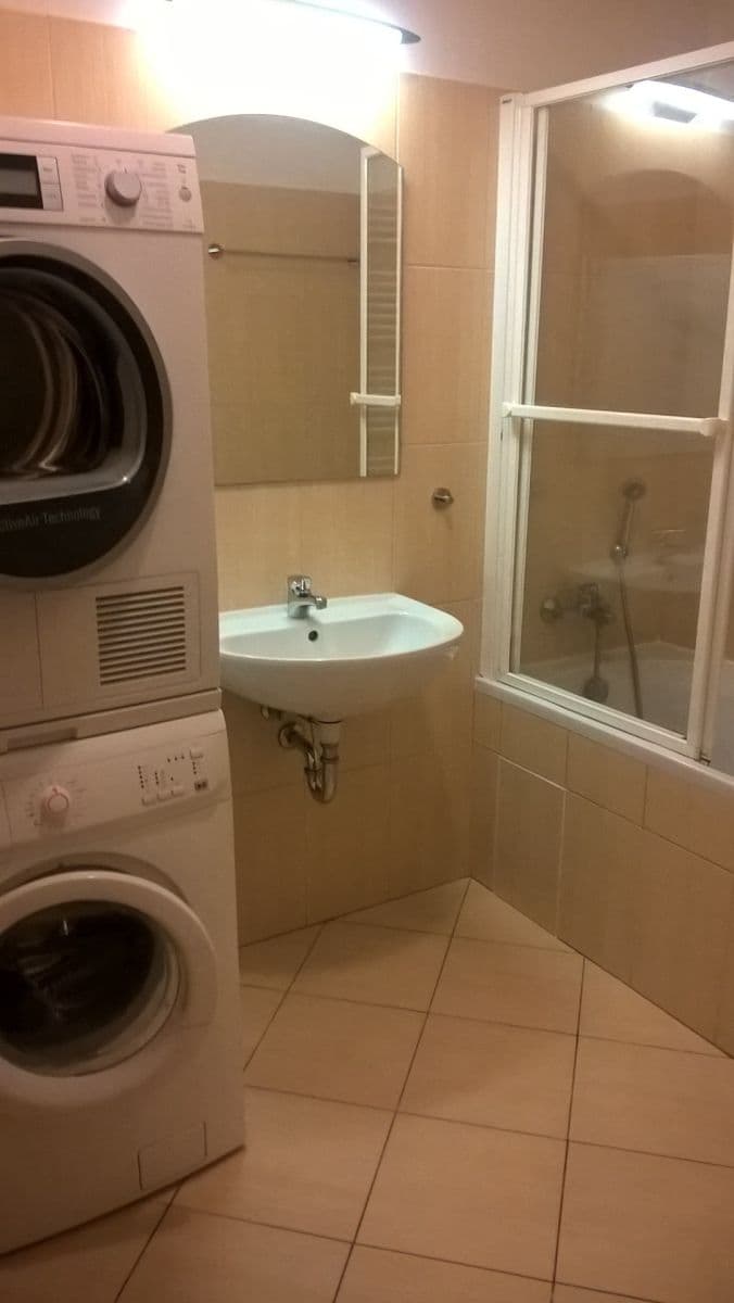 Prenájom bytu 4-izbový 84 m², Na Neklance, Praha, Praha Prenájom bytu 4-izbový 84 m², Na Neklance, Praha, Praha