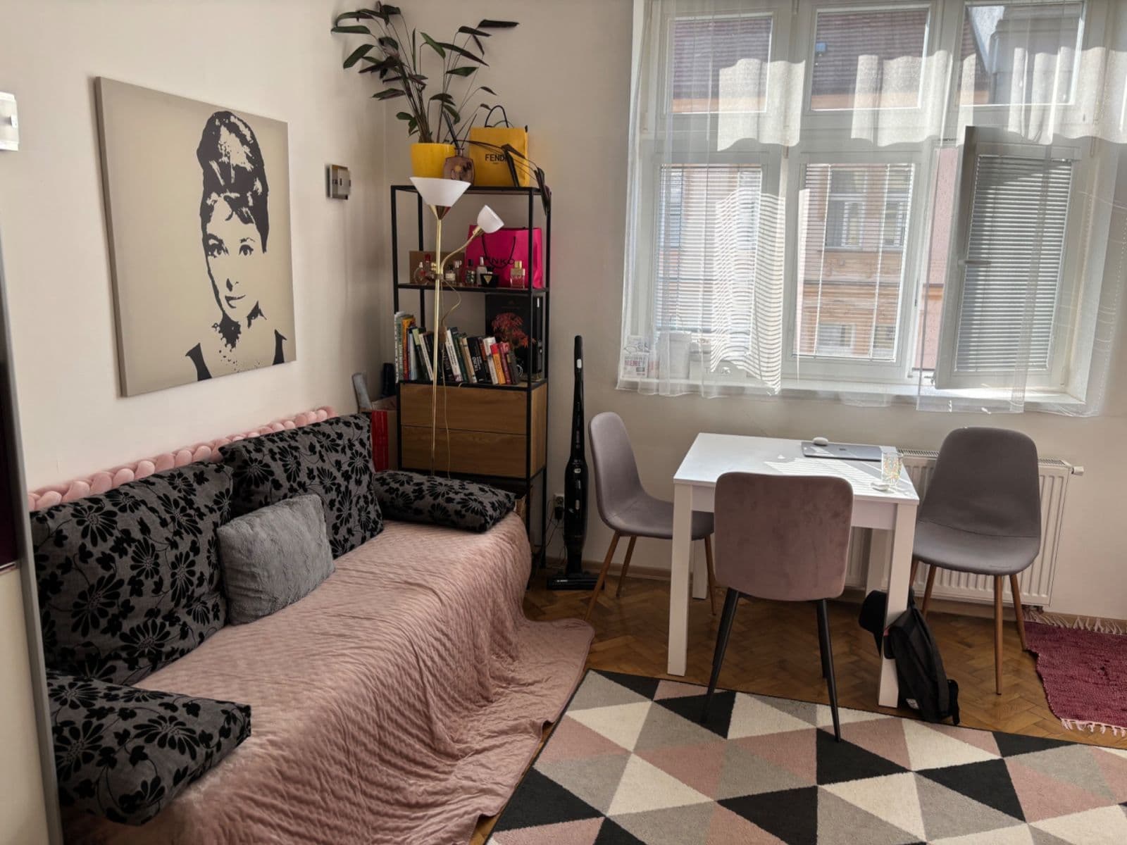 Prenájom bytu 1-izbový 30 m², Žitomírská, Praha, Praha Prenájom bytu 1-izbový 30 m², Žitomírská, Praha, Praha