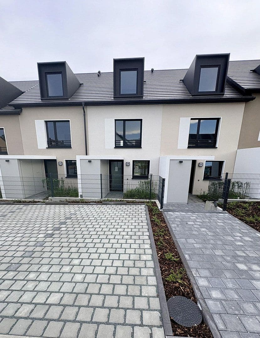 Prenájom domu 145 m², pozemek 115 m², Lilienstrasse 29., Stein, Bavorsko Prenájom domu 145 m², pozemek 115 m², Lilienstrasse 29., Stein, Bavorsko